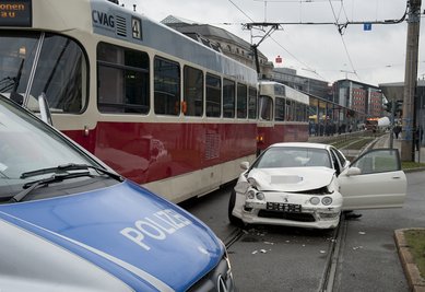 Am Chemnitzer Johannisplatz stieß am Donnerstagvormittag ein Auto mit einer Straßenbahn zusammen.