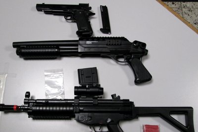 Täuschend echt aussehende Softairwaffen: Mit einer Pistole (oben) hat ein Mann einen Autofahrer und ein Kind bedroht.
