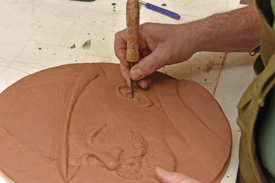 Rolf Büttner hat in seinem Erdmannsdorfer Atelier das neue Relief geschaffen.