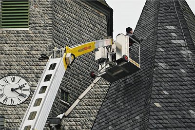 Mitarbeiter der Firma Lipfert Bedachungen aus Bad Lausick haben am Donnerstag am Dach der Rochlitzer St. Petrikirche eine Notreparatur wegen eindringenden Wassers durchgeführt. 