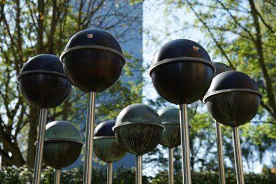 Dass das Heckert viel mehr als Plattenbau zu bieten hat, fällt manchmal schnell und manchmal erst auf den zweiten Blick auf. Kunst gibt es überall – wie das Kugelensemble auf dem Wenzel-Verner-Platz.