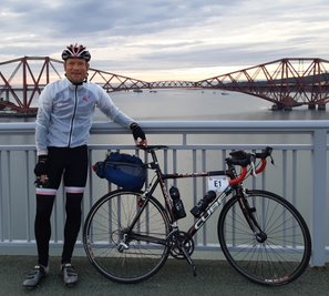 Jens Ritter fuhr mit dem Rennrad von London nach Edinburgh in Schottland und wieder zurück. In der schottischen Hauptstadt konnte der Plauener Radfahrer den Sonnenaufgang hinter der berühmten Forth Bridge bewundern - nur eines von vielen Highlights auf seiner anstrengenden Reise. 