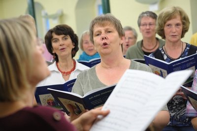 Macht glücklich: Simone Pfarr (Mitte) singt im Chor der Kirchgemeinde Chemnitz-Adelsberg.