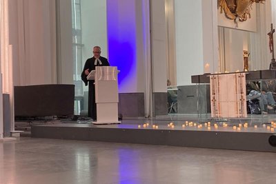 „Der 4. Mai 2026 wird uns allen noch lange in den Knochen stecken.“ - Andreas Schüle bei der Gedenkandacht in der Universitätskirche.