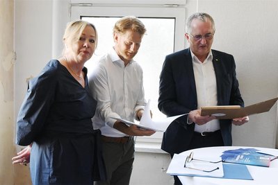 Staatsminister Thomas Schmidt (rechts) übergibt an Kulturbürgermeisterin Dagmar Ruscheinsky und Baubürgermeister Michael Stötzer die Fördermittelbescheide.