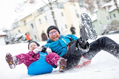 Mit Speed die Schneeberge hinunter, ja das geht auch im Stadtpark von Plauen. Steffen und seine fünfjährige Tochter Jolena hatten am Freitag viel Spaß.