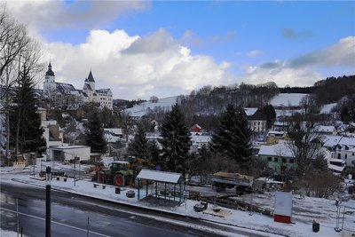 Auf dem ehemaligen Forstparkplatz und am Hang dahinter entsteht bis Jahresende 2022 ein Parkhaus. Die Vorbereitungen haben begonnen. Ab 24. Januar ist die Erlaer Straße (vorn) wegen der Baustelle halbseitig gesperrt. 