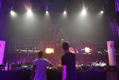 Das DJ-Duo "Gestört aber Geil" auf dem Obermarkt.
