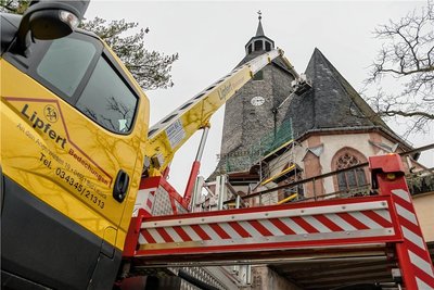 Bei der Notreparatur am Gotteshaus wurde eine Arbeitsbühne genutzt. 