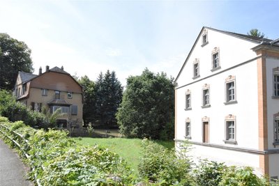 Die frühere Wohnmühle, rechts im Bild, erstrahlt schon in neuem Glanz.
