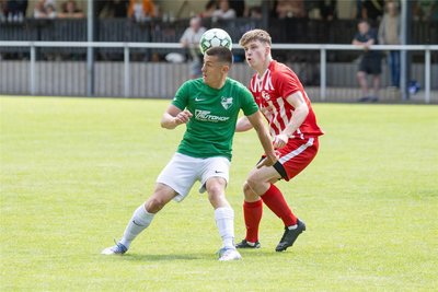 Zum Derby zwischen Tanne Thalheim und dem FC Stollberg - hier Thalheims Eric Ronny Schindler (l.) und Eric Schumacher - kommt es auch in der Saison 2024/25. Aber auch ein paar neue Gegner bereichern die Staffel.