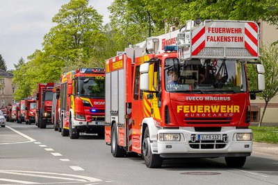 Die Fahrzeuge der Feuerwehr beim Festumzug Anfang Mai.
