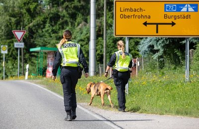 Bei der Bushaltestelle der Linie 657 hat Personensuchhund Chira nach dem vermissten Niederfrohnaer gesucht.