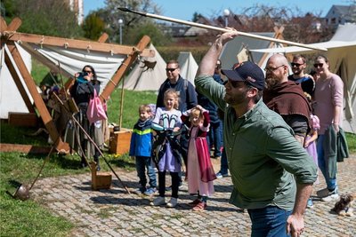 Besucher auf Schloss Rochlitz - wie im Foto Mathias Born aus Mittweida - konnten sich mit Speer und Wurfholz versuchen. Große und kleine Gäste nahmen das Angebot gern wahr.