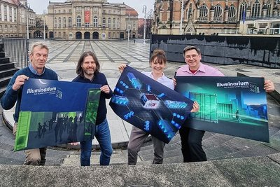 Frank Wallburger, Michael Claus, Anja Hofmann und Volker Tzschucke (von links) mit Plakaten für das "Illuminarium". Die Video-Licht-Ton-Performance wird jeden Abend zwischen 18 und 22 Uhr viermal stattfinden. 