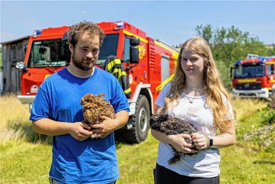 Die Geschwister Paul und Larissa Lenk mit zwei überlebenden Kaninchen. Ihr Fell wurde vom Feuer schon versengt. Die Lenks sind optimistisch, dass die Häschen überleben.
