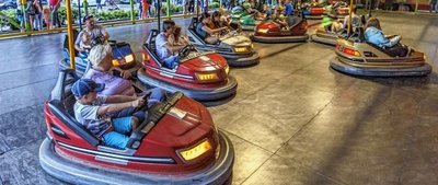 In Plauen wird gerade der Pfingstrummel vorbereitet. Möglicherweise ist auch ein Autoscooter dabei. Für die Schausteller gibt es dieses Jahr einen Preisnachlass. 