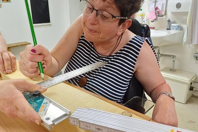 Ina Schünemann arbeitete mit, zum Beispiel beim Abmessen und Anzeichnen.