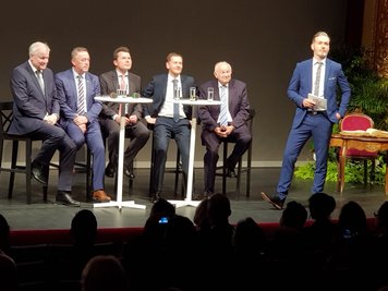 Bundesinnenminister Horst Seehofer (v. l. n. r.), Plauens Oberbürgermeister Ralf Oberdorfer, der Hofer Oberbürgermeister Harald Fichtner, Sachsens Ministerpräsident Michael Kretschmer und der frühere bayerische Ministerpräsident Günther Beckstein zusammen mit Moderator Sven Böttger.