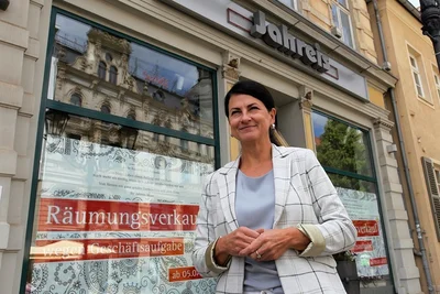 Sabine Jahreis schließt ihr Schuhgeschäft am Zwickauer Hauptmarkt Ende September. Bis dahin läuft ein Räumungsverkauf. 