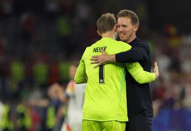 Bundestrainer Nagelsmann umarmt Torwart Neuer. (Archivbild)