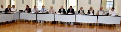 Bürgermeister sowie Vertreter von Feuerwehr, Vogtlandkreis und Geschäftsleitung  informierten am Montag zum aktuellen Stand nach dem Großbrand bei GTO.