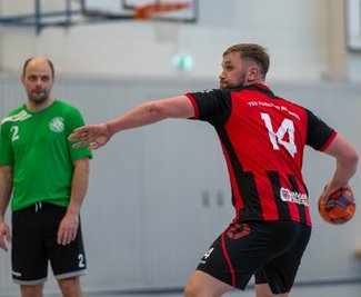 Mittweidas Philipp Rogler (r.) erzielte in Limbach-Oberfrohna die meisten TSV-Treffer (7), vergab aber zur Unzeit einen Siebenmeter. 
