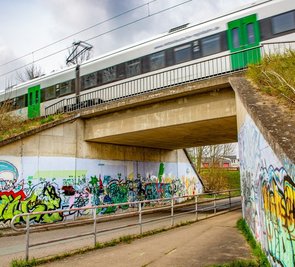 Die Seitenwände der Bahnunterführung der Wiesenstraße in Falkenau, die derzeit noch mit Graffiti bedeckt sind, möchte der Heimatverein des Ortes mit zwei Panorama-Bildern neu gestalten lassen.