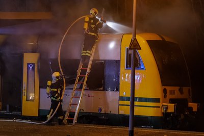 Der Triebwagen wurde völlig zerstört.
