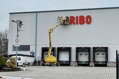 Der Haribo-Schriftzug am Logistikcenter war bereits im April 2021 entfernt worden. Die Halle war wenige Jahre vor der Schließung neu gebaut worden.