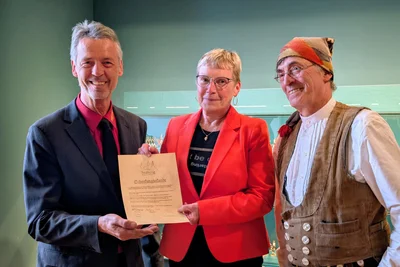 Für die Schenkung erhielt das Freiberger Stadt- und Bergbaumuseum (Chefin Andrea Riedel/M.) neben der Bergparade eine Schenkungsurkunde (Stiftungsgründer Christian Werner/r./Stiftungsvertreter Siegfried Werner/l.).