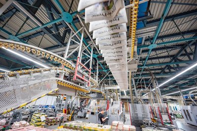 Im Druckzentrum der Freien Presse in Chemnitz werden in hoher Geschwindigkeit Zeitungen produziert.