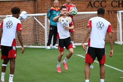 Für Florian Wirtz (M) und die DFB-Elf geht es am Sonntag los. 