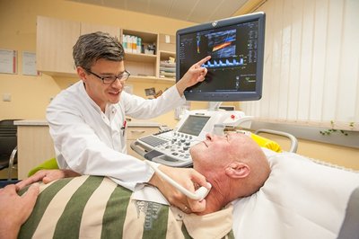 Gefäßchirurg Dr. Mirko Esche vom Klinikum Chemnitz untersucht per Ultraschall die Halsschlagader von Michael Adomat.