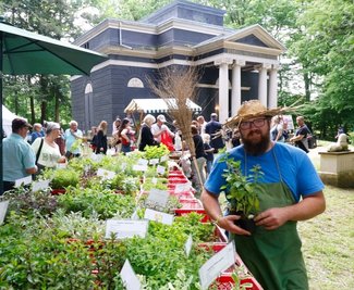 Matthias Mattheuer aus Reinholdshain konnte an seinem Kräuterstand nicht über mangelnde Kundschaft klagen. 