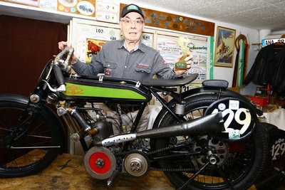 Bergkönig Reinhart Päßler vom MC Scheibenberg bringt im Mai sein 101-jähriges Motorrad mit Zschopauer Historie an den Start.