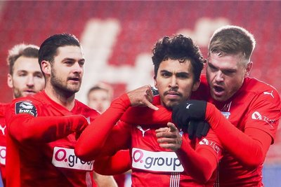 Zwickaus Offensivjuwel Johan Gómez jubelt über sein fünftes Saisontor. Die Teamgefährten Mike Könnecke (links), Dominic Baumann und Lars Lokotsch (rechts) gratulieren dem 20-jährigen US-Amerikaner. 