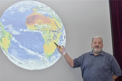 Der Astronom und Umweltpädagoge Michael Geisler von der Geoscopia Umweltbildung Bochum war am Dienstag im Gymnasium Markneukirchen zu Gast. 