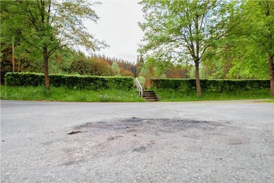 Nur noch eine verbrannte Stelle zeugt davon, wo am Wochenende im Waldbad Breitenfeld mehrere Sitzbänke abgefackelt wurden. Foto: Johannes Schmidt