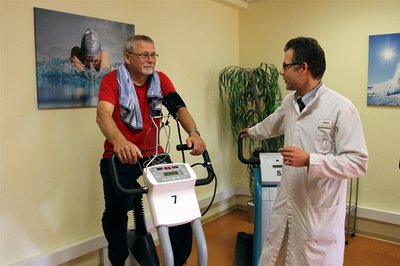 Matthias Lindemann vom ambulanten Rehazentrum Admedia in Chemnitz ist zufrieden mit dem Trainingsfortschritt von Claus Höhn.