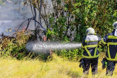 Enge Wege und hoch stehendes Gras erschwerten den Löscheinsatz. Der Wehr gelang es, dass Feuer von Feld und Scheune fernzuhalten.
