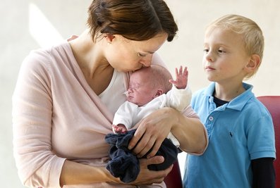 Frühchen wie Felix - auf dem Foto zwei Monate alt - und sein Bruder Jonas brauchen mehr Aufmerksamkeit, sagt Mutter Nicole Wolf: "Man will sie besonders beschützen. Man weiß, was sie durchgemacht haben."