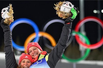 Victoria Carl (rechts) und Katharina Hennig glückstrahlend bei der Siegerpräsentation. 