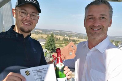 Jason Fichter aus Marktredwitz erhielt von Adorfs Bürgermeister Rico Schmidt (SPD) eine Urkunde und eine Flasche Sekt.