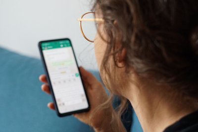 Es müssen nicht immer Emojis sein: Auch mit Text-Formatierungen kann man in WhatsApp & Co. arbeiten.