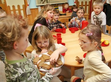 
              <p class="artikelinhalt">Gemeinsam schmeckt es besser. Wenn Jenny in der Kindertagesstätte Krumhermersdorf mit dem Teller die Runde dreht, kann es mancher kaum erwarten, bis auch er an der Reihe ist. </p>
            