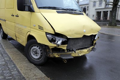 Laut Augenzeugen hatte die Transporter-Fahrerin scharf gebremst, um einen Zusammenstoß mit einem Kind zu vermeiden, das an der Annenschule über die Straße rannte. Als sie wieder losfuhr, kollidierte sie mit der Straßenbahn, welche sich mittlerweile auf der Kreuzung befand.