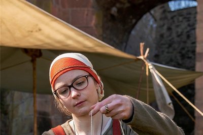 Die Spinnerin Bianca aus Erfurt zeigte den Besuchern, wie Wolle im frühen Mittelalter verarbeitet wurde.