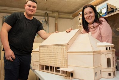 Leon-Maurice Heinz und seine Mutter Konstanze im Bastelkeller ihres Oelsnitzer Hauses. Hier hat der 18-Jährige in den vergangenen Wochen das Gebäude nachgebaut. Konstanze Heinz kennt es noch als Disco aus ihrer Jugend.