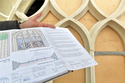 Am Dom St. Marien zu Freiberg muss auch ein Maßwerkfenster repariert werden.